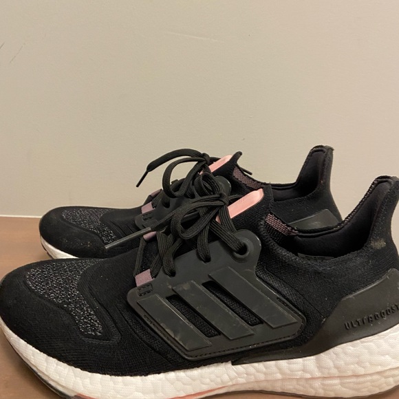 Adidas Ultraboost 22 - Picture 2 of 3